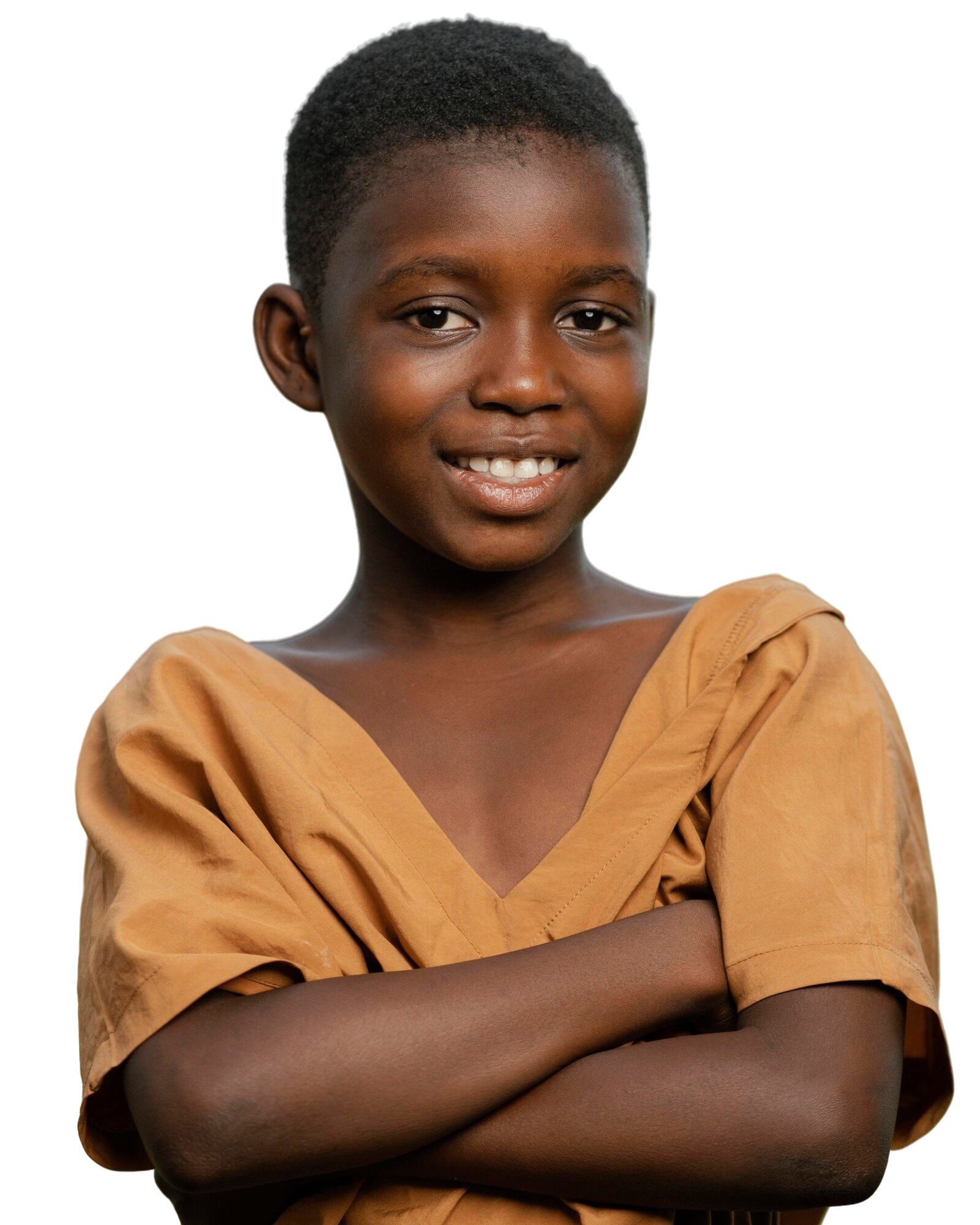 Enfant souriant qui croise les bras et regarde face caméra - continent africain