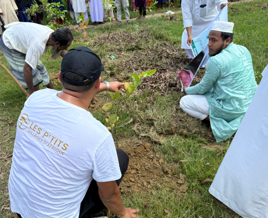 Membres de l’association Les P’tits Villages d’Afrique plantant un jeune arbre lors d’une action humanitaire de reforestation