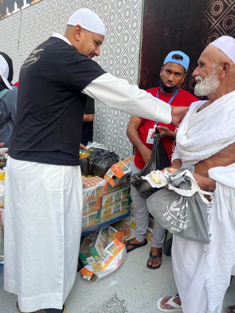 Offrir un repas :  Distribution de repas et de boissons aux pèlerins à La Mecque par l’association Les P’tits Villages d’Afrique.