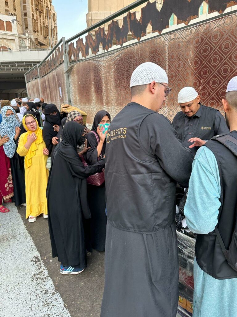 Offrir un repas :  Distribution de repas et de boissons aux pèlerins à La Mecque par l’association Les P’tits Villages d’Afrique.