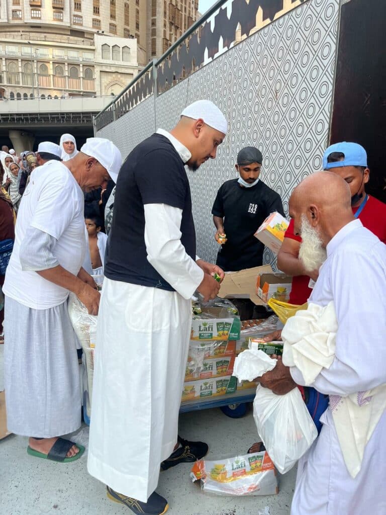 Offrir un repas : Distribution de repas et de boissons aux pèlerins à La Mecque par l’association Les P’tits Villages d’Afrique.