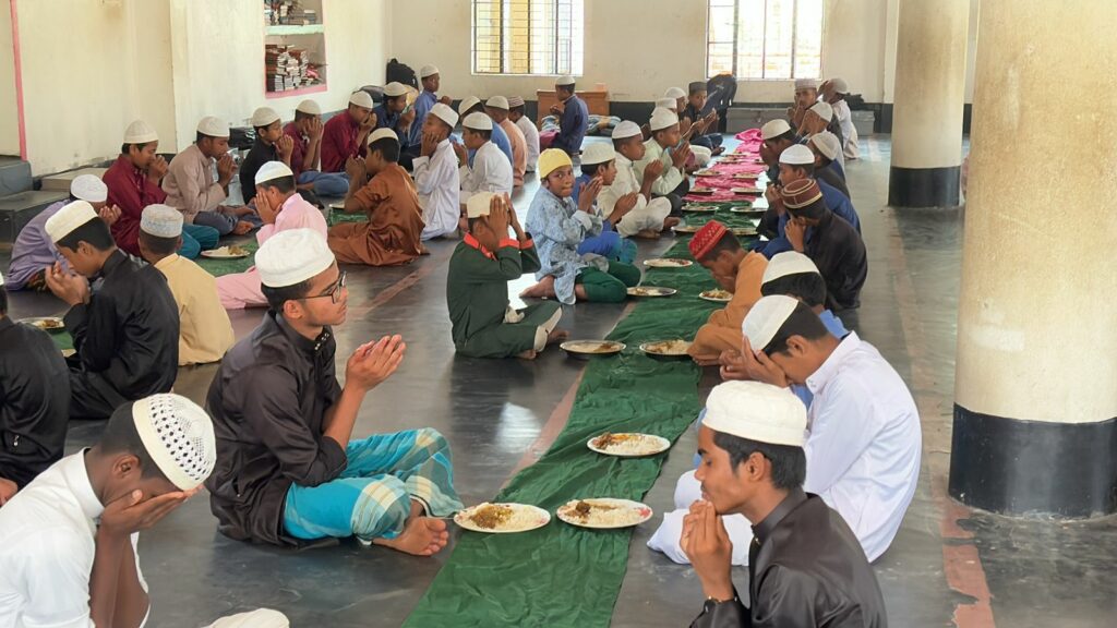 Offrir un repas :  Jeunes orphelins au Bangladesh partageant un repas chaud offert par l’association Les P’tits Villages d’Afrique