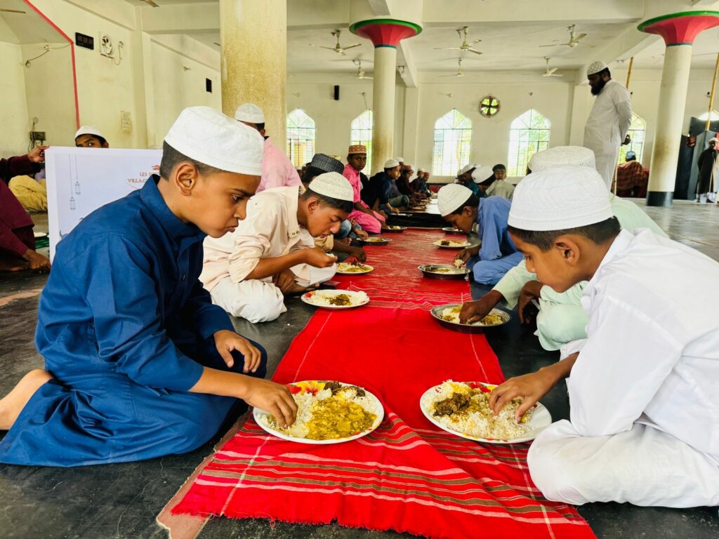 Offrir un repas :  Jeunes orphelins au Bangladesh partageant un repas chaud offert par l’association Les P’tits Villages d’Afrique
