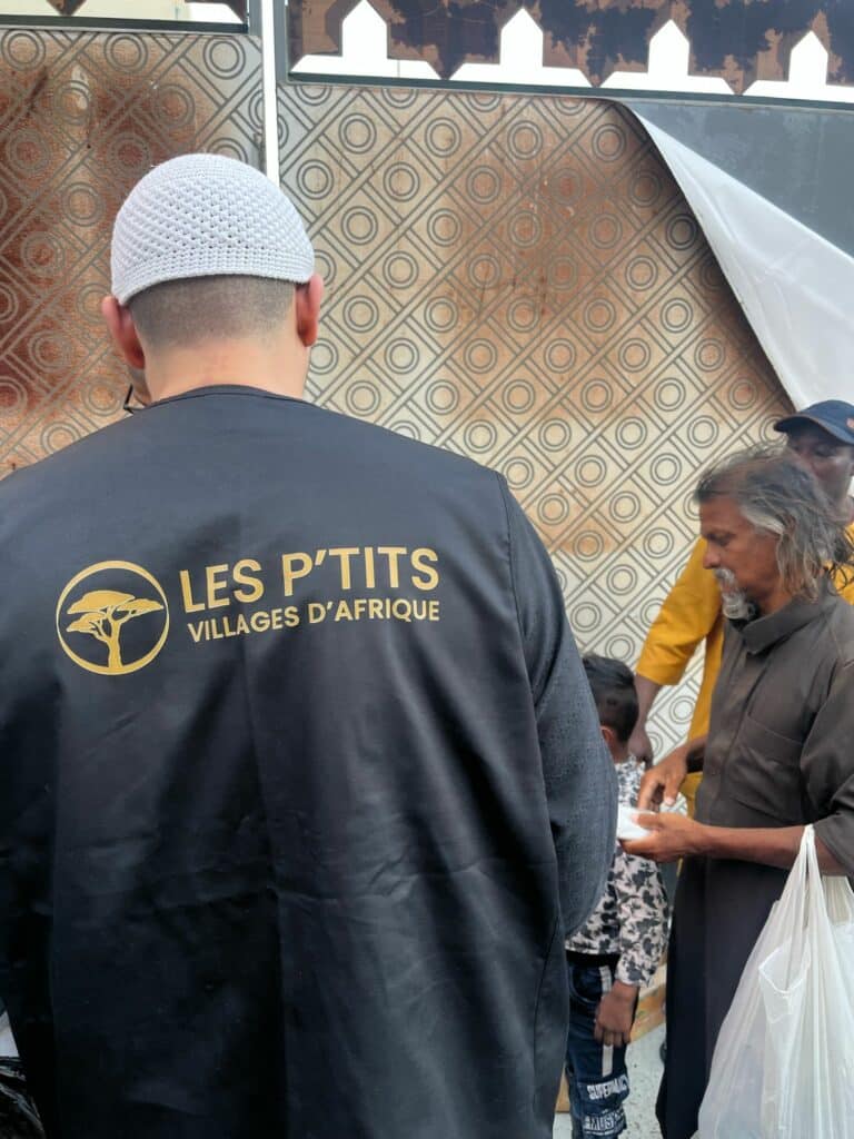 Offrir un repas : Distribution de repas et de boissons aux pèlerins à La Mecque par l’association Les P’tits Villages d’Afrique.