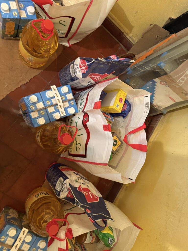 Offrir un colis alimentaire, 50€ pour sauver une famille de la faim 2 Offrir un colis alimentaire : Colis alimentaire contenant huile, riz, lait et produits de première nécessité distribué par l'association Les P'tits Villages d'Afrique