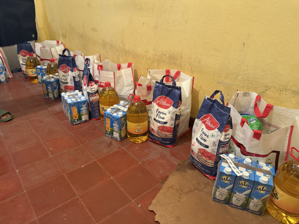 Offrir un colis alimentaire, 50€ pour sauver une famille de la faim 3 Offrir un colis alimentaire : Préparation de colis alimentaires avec huile, farine et produits essentiels pour distribution humanitaire au Maroc