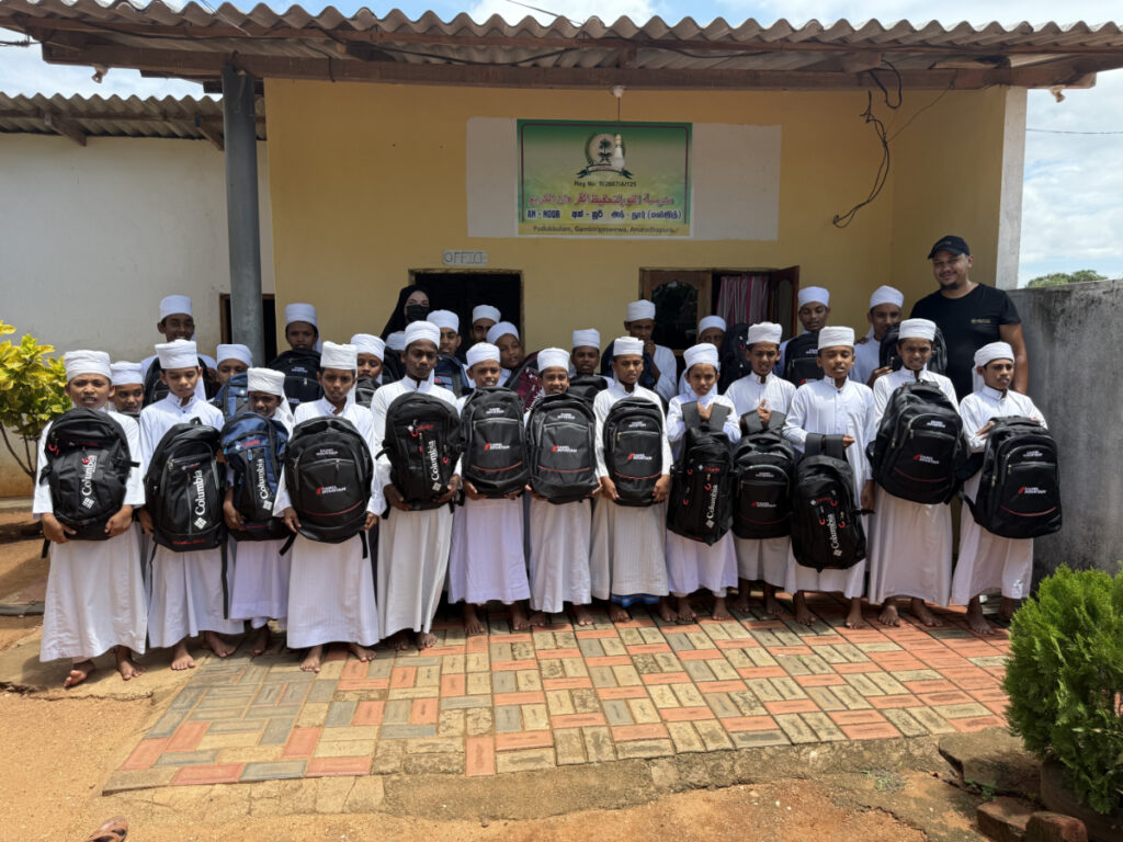 Adhésion à l'association Les P'tits Villages d'Afrique : redonne le sourire à nos orphelins bangladais qui posent fièrement avec leur kit scolaire et leur sac à dos