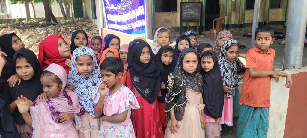 Petites filles, orphelines au Bangladesh, habillées avec leurs habits colorés, prise en charge par Les P'tits Villages d'Afrique grâce aux adhésions des donateurs