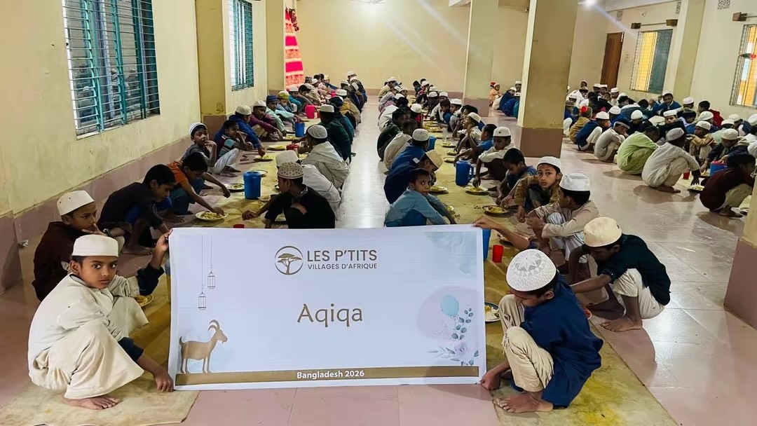 enfants orphelins célébrant la aqiqa d'un nouveau né à l'occasion de sa naissance
